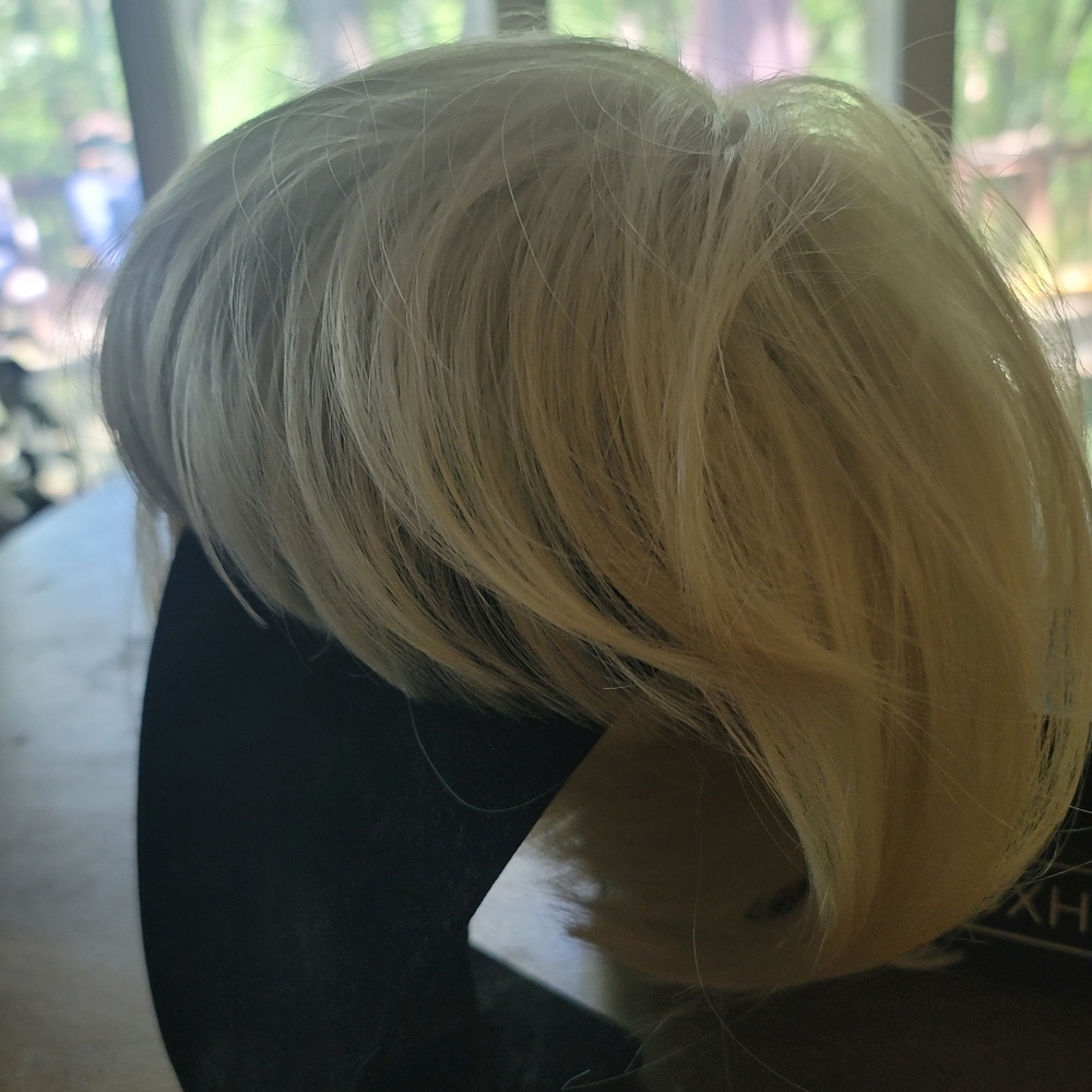 NIB Luxhair short Platinum Blonde Wig